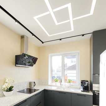 Теневой натяжной потолок с парящей линией и трековой нишей в кухне 