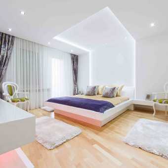 Двухуровневый потолок с диодной подсветкой в спальне