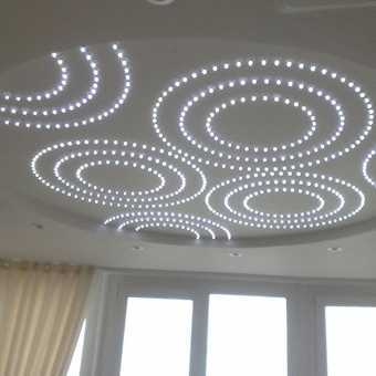 Натяжной потолок, инкрустированный кристаллами в форме круга
