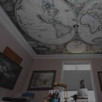 Натяжной потолок с фотопечатью географическая карта в гостиной